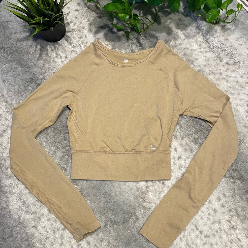 4/$30 🌸Long sleeve workout top. Open back